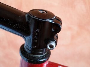 Dévisser le sommet de la potence et soulever celle-ci pour la sortir du tube