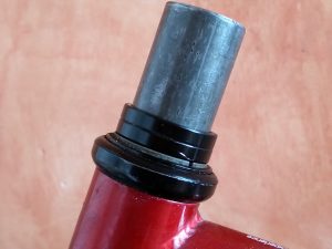 On remarque qu'il y avait déjà deux bagues, heureusement, le guidon était déjà assez bas !