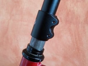 Enfoncer ensuite le réhausseur sur le tube. Ici Il n'est pas encore positionné à fond