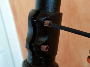 Serrer les boulons pour le fixer solidement