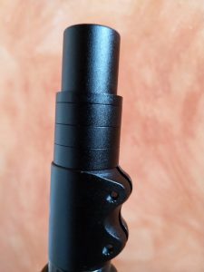 Ajouter les bagues pour régler la hauteur. Avec trois grosses et une plus petite, on peut ajuster la hauteur avec finesse. Dans mon cas, je n'ai pas hésité : je les ai toutes mises 🙂