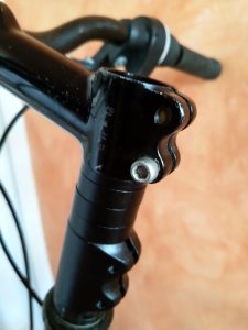 Replacez la potence sur le tube