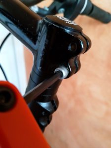 Enfin serrez les boulons pour fixer le guidon dans l'axe de la roue. Serrez bien si vous ne voulez pas que le vélo file tout droit un jour