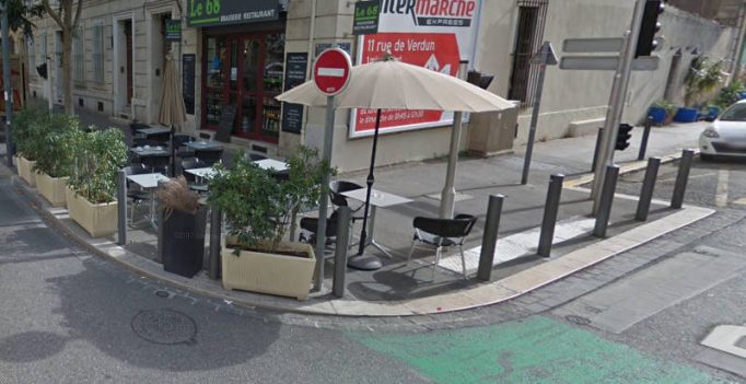 La terrasse du bar le 68 installée sur la piste cyclable à Marseille