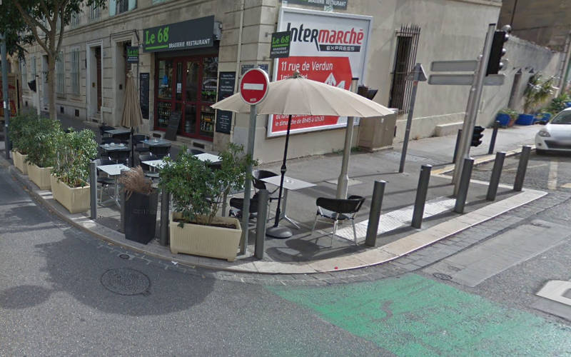 La terrasse du bar le 68 installée sur la piste cyclable à Marseille