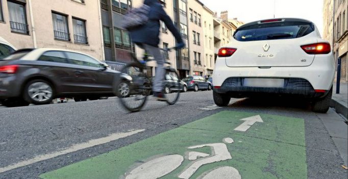 Stationnement sur les pistes cyclables