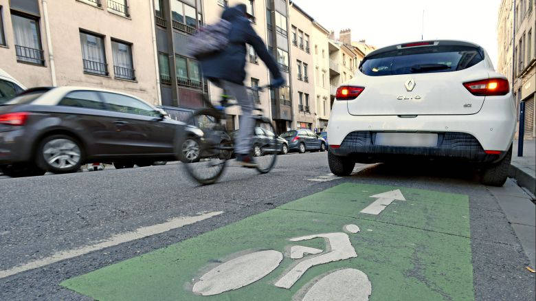 Stationnement sur les pistes cyclables