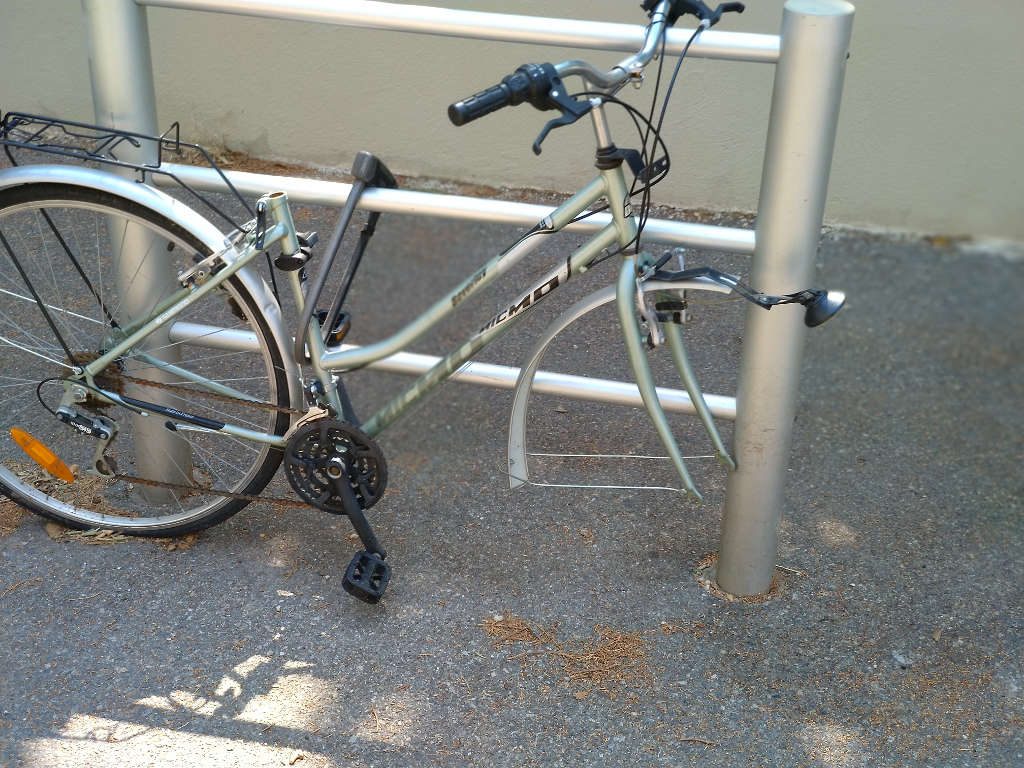 Sans doute un bon antivol vélo mais mal attaché : seul le cadre est protégé, la roue avant a été volée, il reste la roue arrière...