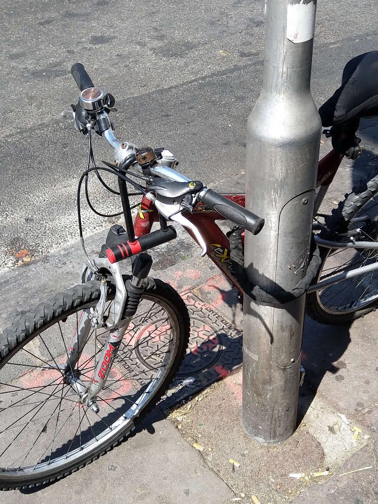 On voit bien un antivol vélo en U ... mais sur le guidon !