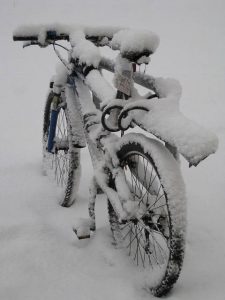 Un vélo sous la neige