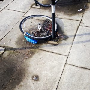 Le voleur de vélo laisse la roue avant