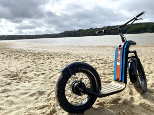 Une trottinette électrique sur la plage