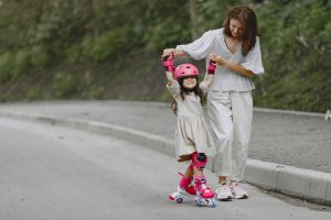 Apprendre à un enfant à faire du roller