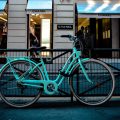 Vélo attaché avec un antivol vélo