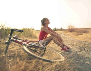 Cycliste repos au soleil