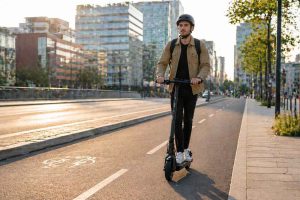 Personne utilisant une trottinette électrique pour ses déplacements urbains quotidiens