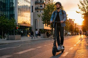Utilisateur circulant en trottinette électrique dans une rue moderne, symbole de mobilité urbaine écologique