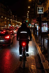 Conseils pour rouler en sécurité la nuit avec un équipement complet et bien positionné