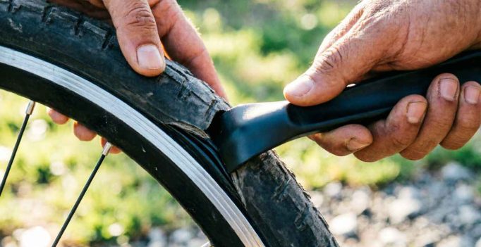 Découvrez comment démonter facilement un pneu de vélo à plat grâce à ce tutoriel illustré pas à pas pour les cyclistes