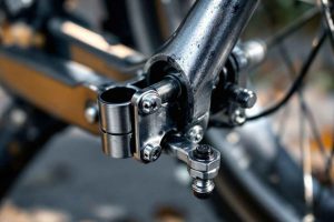 Zoom sur le système d'attelage d'une remorque de vélo. Apprenez les règles de sécurité indispensables pour fixer solidement votre châssis avant de rouler