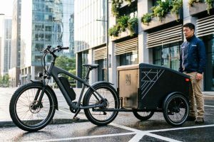 Vélo cargo électrique : la solution urbaine pour transporter vos affaires ! Guide complet pour choisir votre remorque vélo et adopter la mobilité douce en ville
